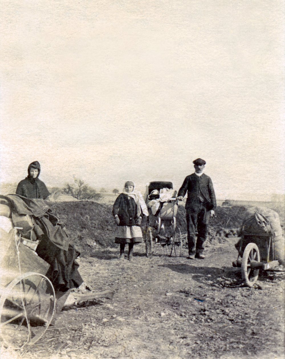 Êxodo de uma família de camponeses em fuga dos combates, perto de Boulogne-la-Grasse de French Photographer