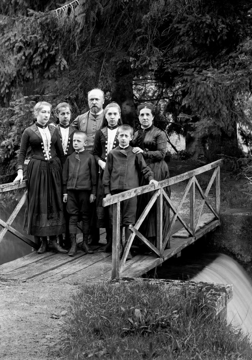 Família de moradores urbanos, posando em seu jardim, perto de Bourmont em Haute-Marne (Haute Marne), por volta de 1880. Coleção Ducos. de French Photographer