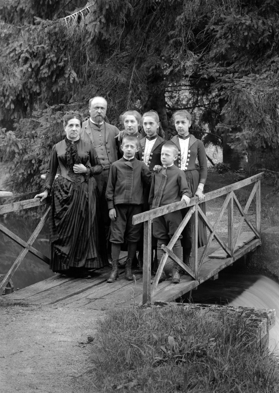 Família de moradores urbanos, posando em seu jardim, perto de Bourmont em Haute-Marne (Haute Marne), por volta de 1880. Fotografia. Coleção Ducos. de French Photographer
