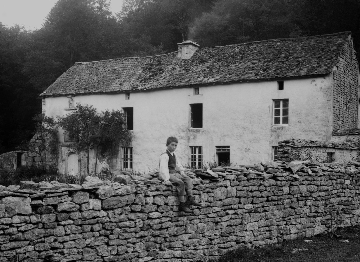 Fazenda nos arredores de Bourmont en Haute Marne, por volta de 1880. de French Photographer