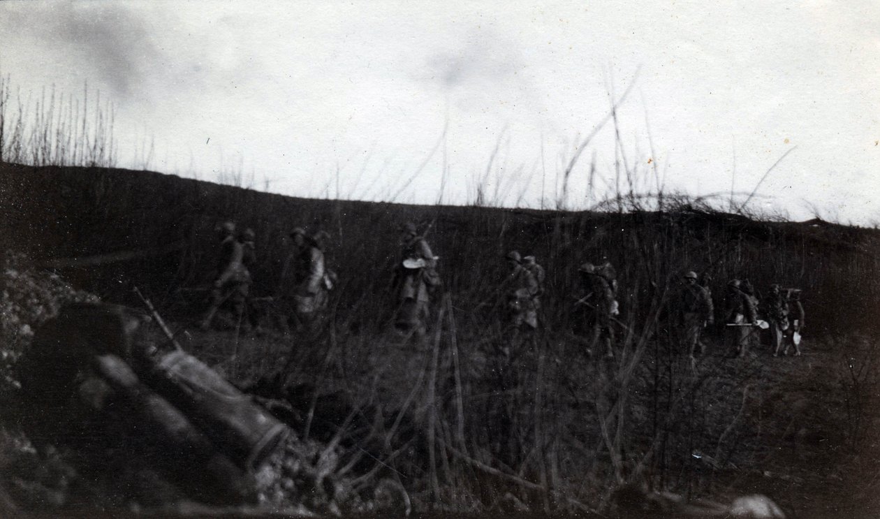 Primeira Guerra Mundial (1914-1918): um grupo de soldados marchando sobre o Rocour (São Quintino) (Aisne) de French Photographer