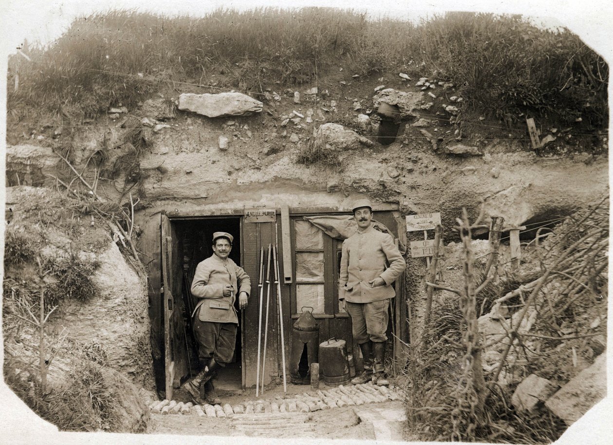 Primeira Guerra Mundial (1914-1918): o posto de comando do Tenente De Benedetti, o secretário à esquerda, o oficial de comando do batalhão à direita. Entre eles, os sinais dos fusíveis, o periscópio, os torpedos. 05/1916 de French Photographer