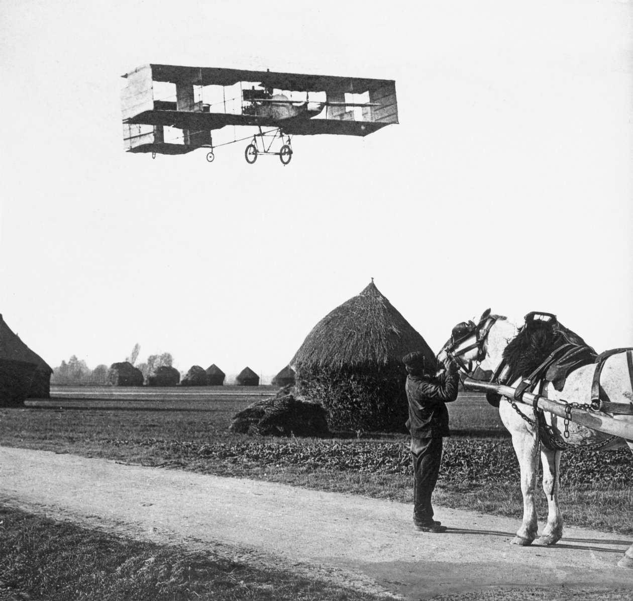 Voo de Henri Farman (1874-1958) de Chalons para Reims, 1908 de French Photographer