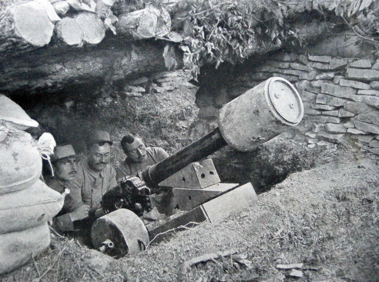 48 arma francesa usada para lançar minas terrestres, 1915 de French Photographer