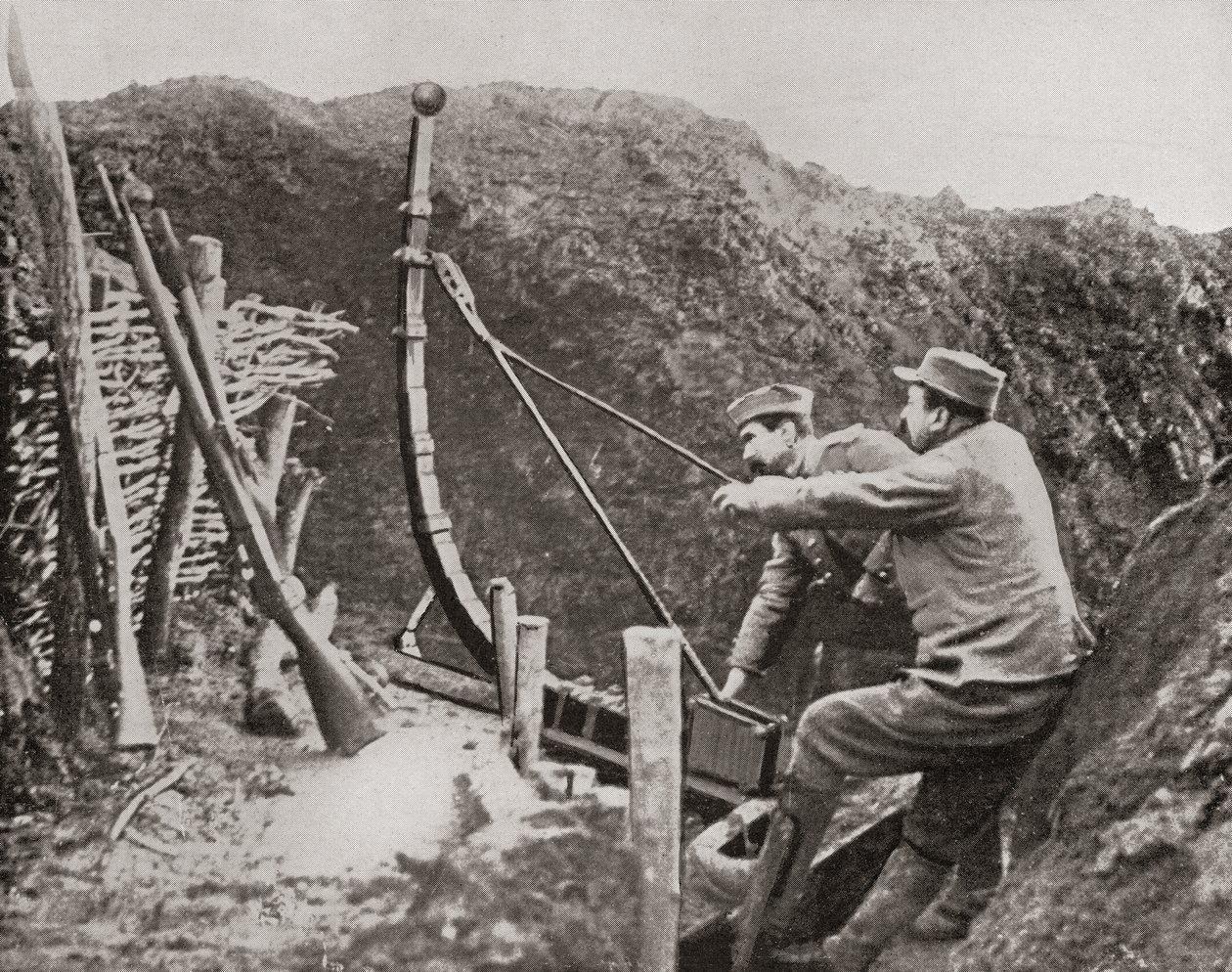 Soldados franceses usando uma catapulta para atirar bombas durante a Primeira Guerra Mundial, de The Illustrated War News, 1915 de French Photographer