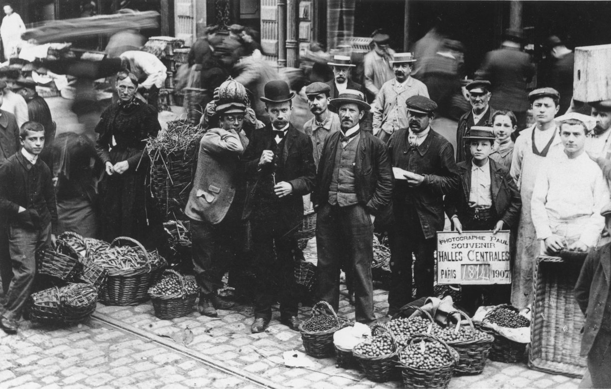 Jardineiros do mercado de Les Halles, Paris, 1907 de French Photographer
