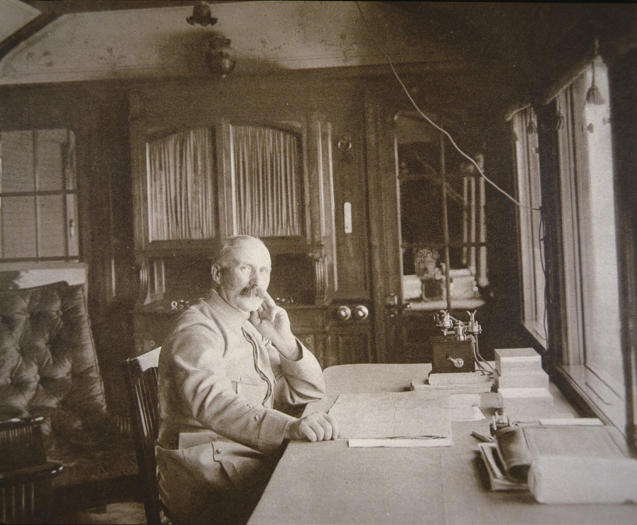 General Pétain na sua sede de vagão-salão durante a Batalha de Verdun, Fevereiro-Dezembro de 1916 (foto a p/b) de French Photographer