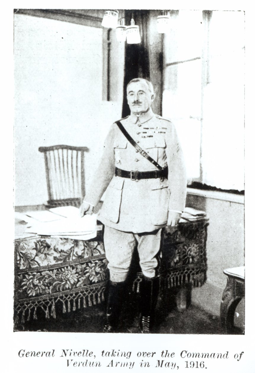 General Robert Nivelle (1856-1924) assumir o comando do exército em Verdun, em maio de 1916 (foto bw) de French Photographer