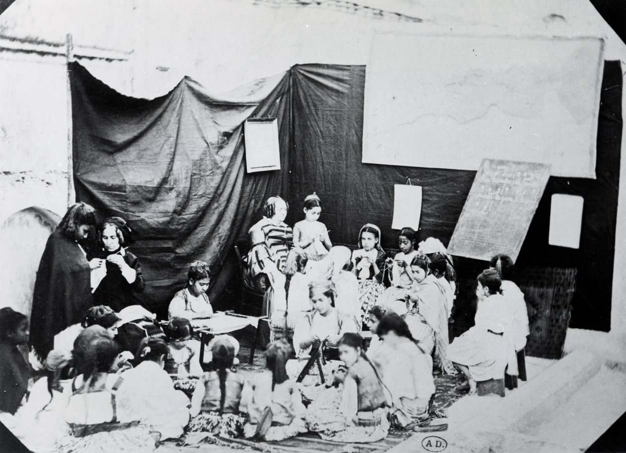 Escola de meninas na Argélia, 1860 de French Photographer