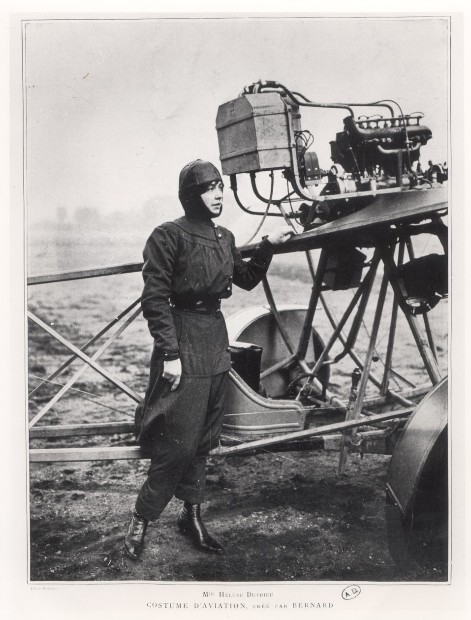 Helene Dutrieu (1877-1961) ao lado de um avião, antes de 1914 de French Photographer
