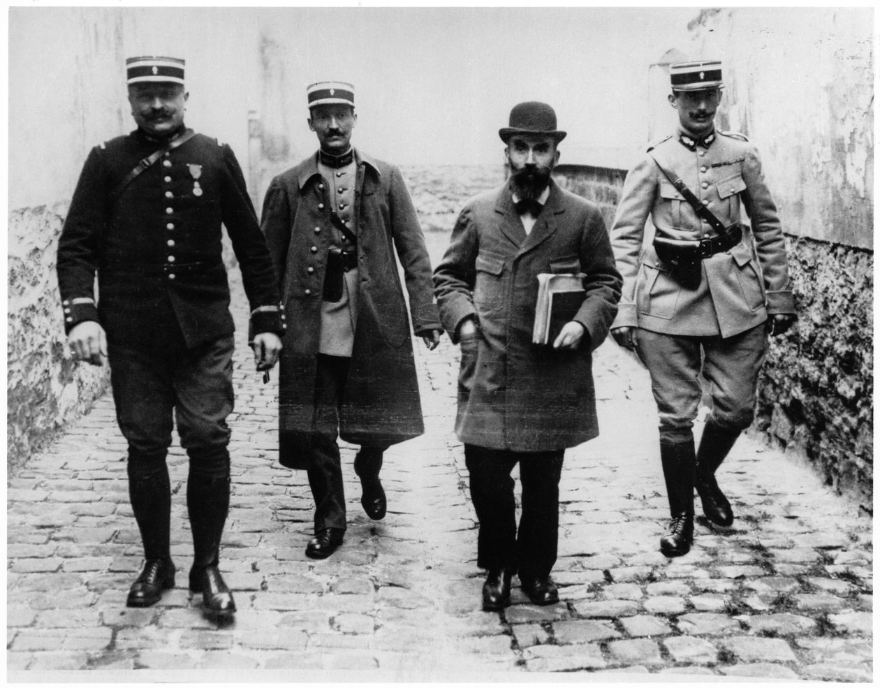 Henri Desire Landru (1869-1922) com três policiais, c.1919 de French Photographer