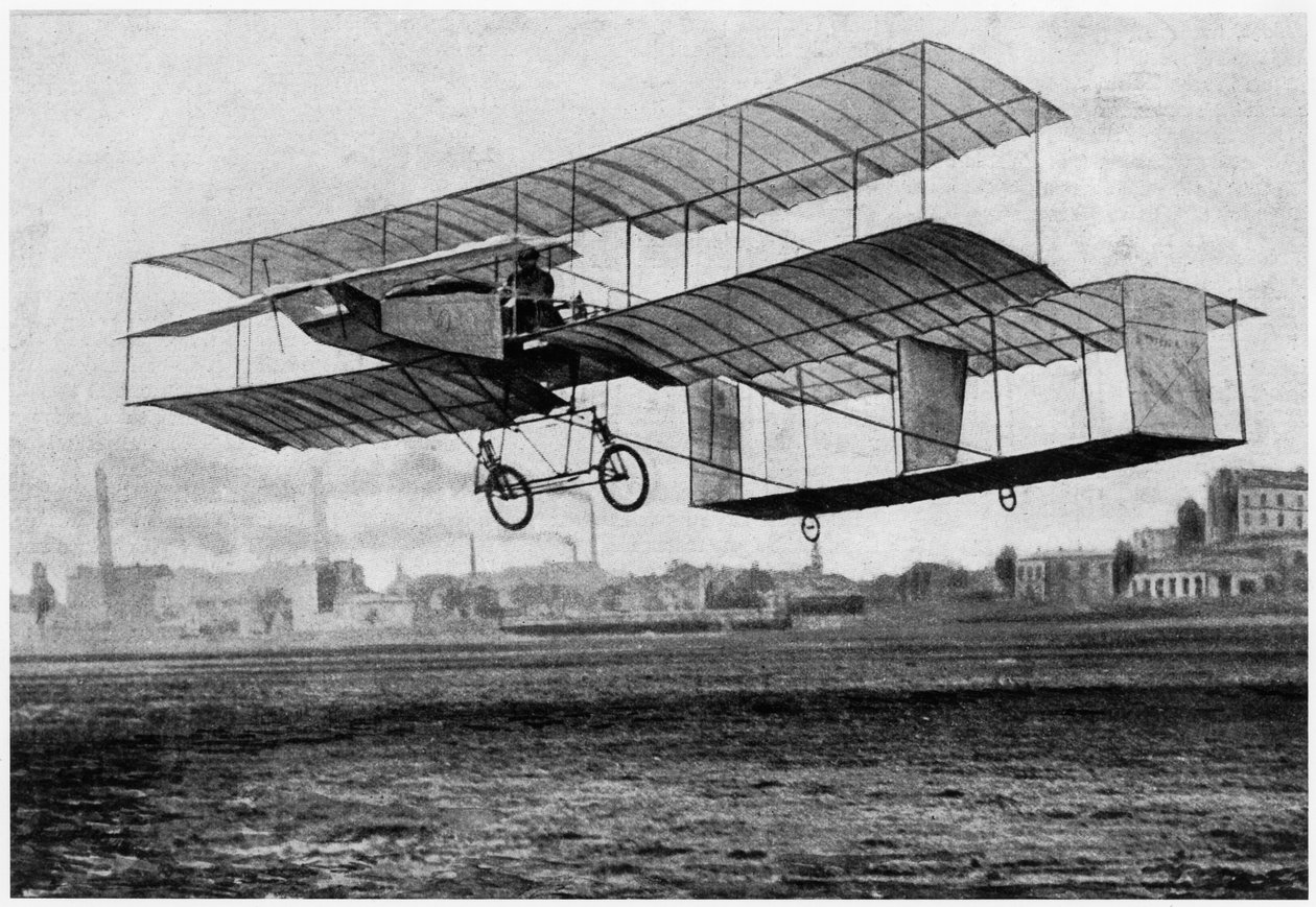 Henri Farman (1874-1958) em Issy-les-Moulineaux em Vansin-Farman 1, 1907 (photolitho) de French Photographer