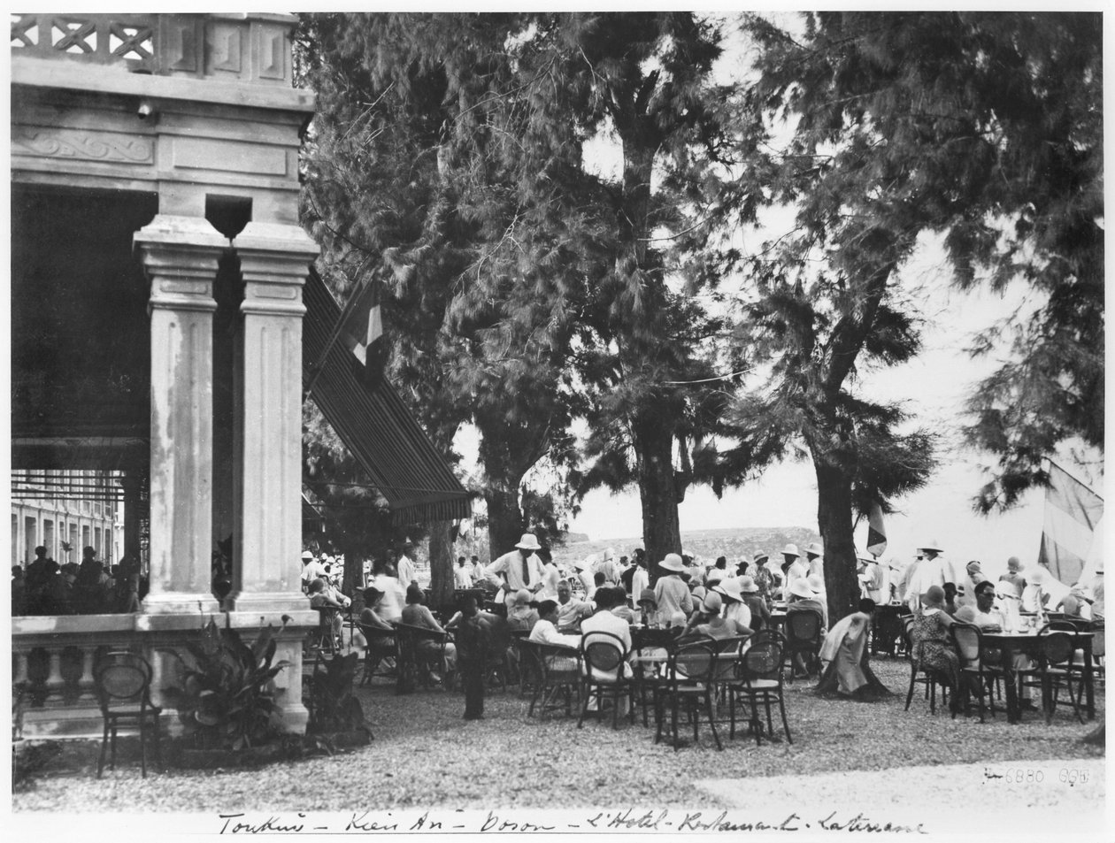 Restaurante do hotel em Kien an Doson, c.1920 de French Photographer