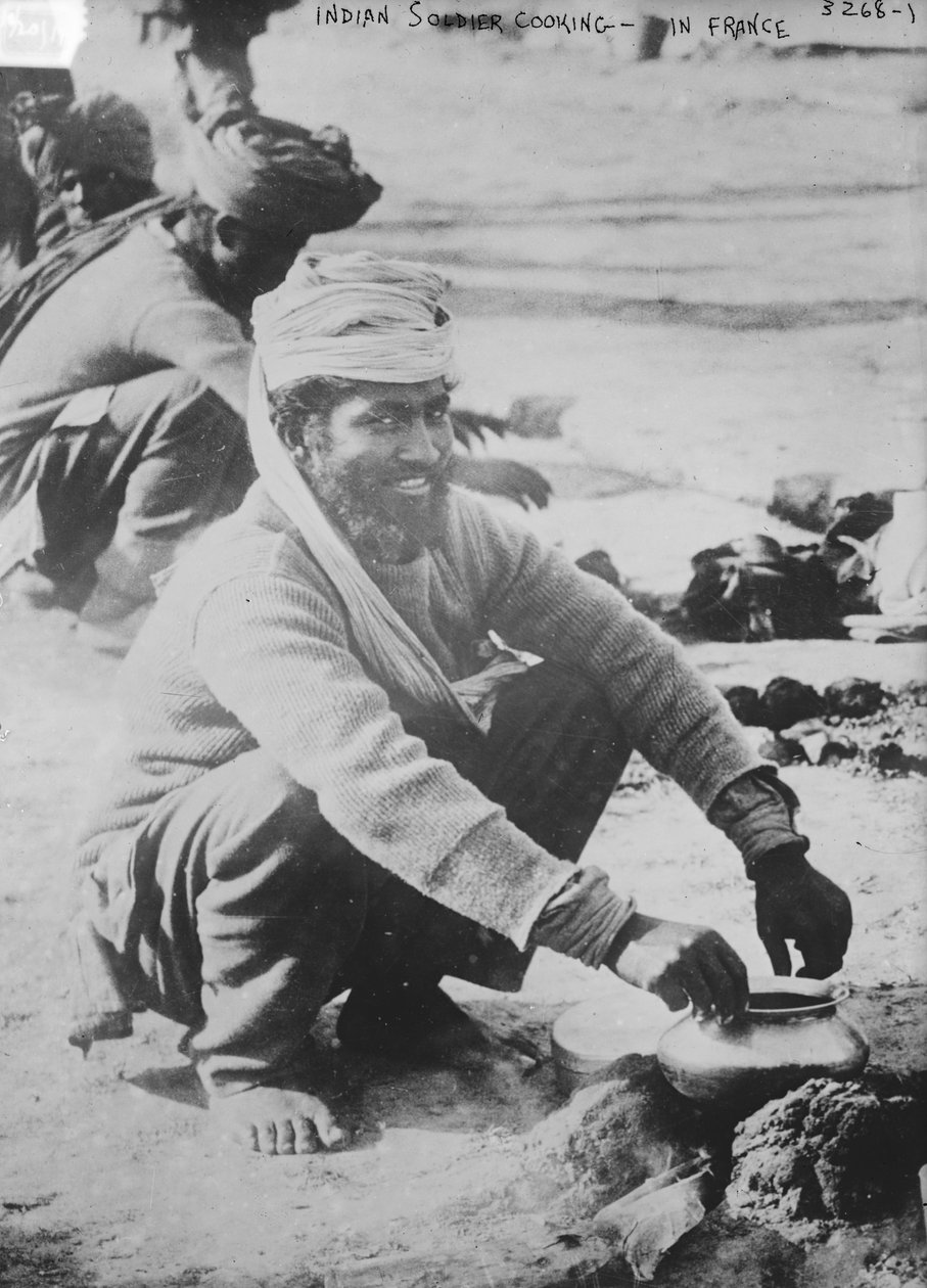 Soldado indiano cozinhando na França, 1914-15 de French Photographer