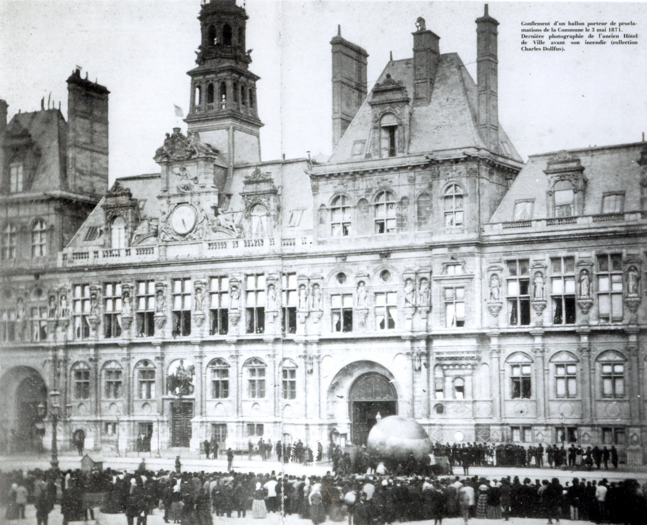 Inflar um balão com as declarações da Comuna anexada a ele fora do Hotel de Ville, Paris, 3 de maio de 1871 de French Photographer