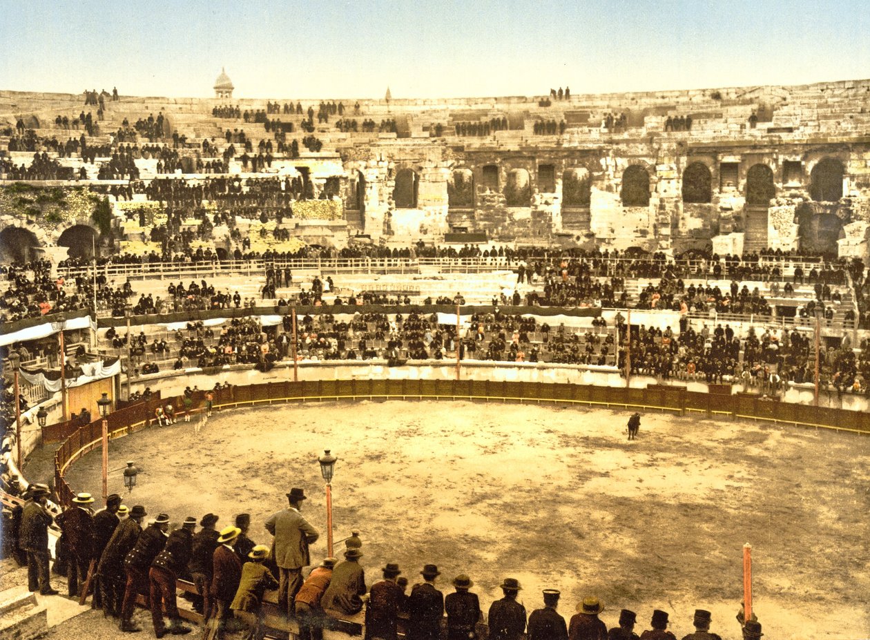 Dentro do anfiteatro em Nîmes, 1890-1900 de French Photographer