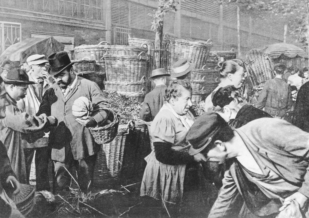 Últimas vendas antes do sino, rue Rambuteau, Les Halles, Paris, 1897 de French Photographer