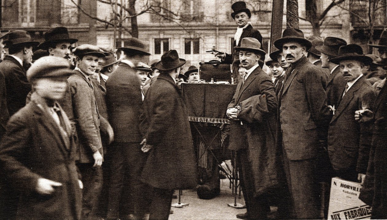 Les petits metiers de Paris: le camelot du boulevard. de French Photographer