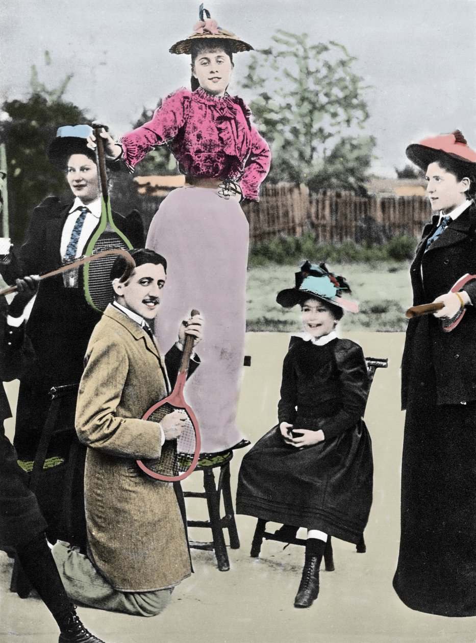 Marcel Proust Escritor francês no meio de um grupo de jovens tocando violão em uma raquete de tênis, no bulevar de tênis Bineau em Paris, 1892 de French Photographer