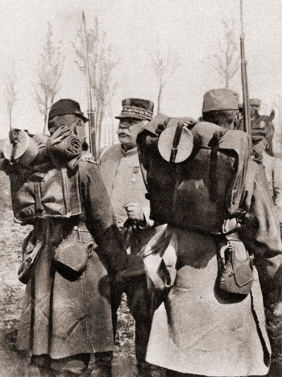 O marechal Joseph Jacques Césaire Joffre inspecionando suas tropas, de The Illustrated War News, 1915 de French Photographer