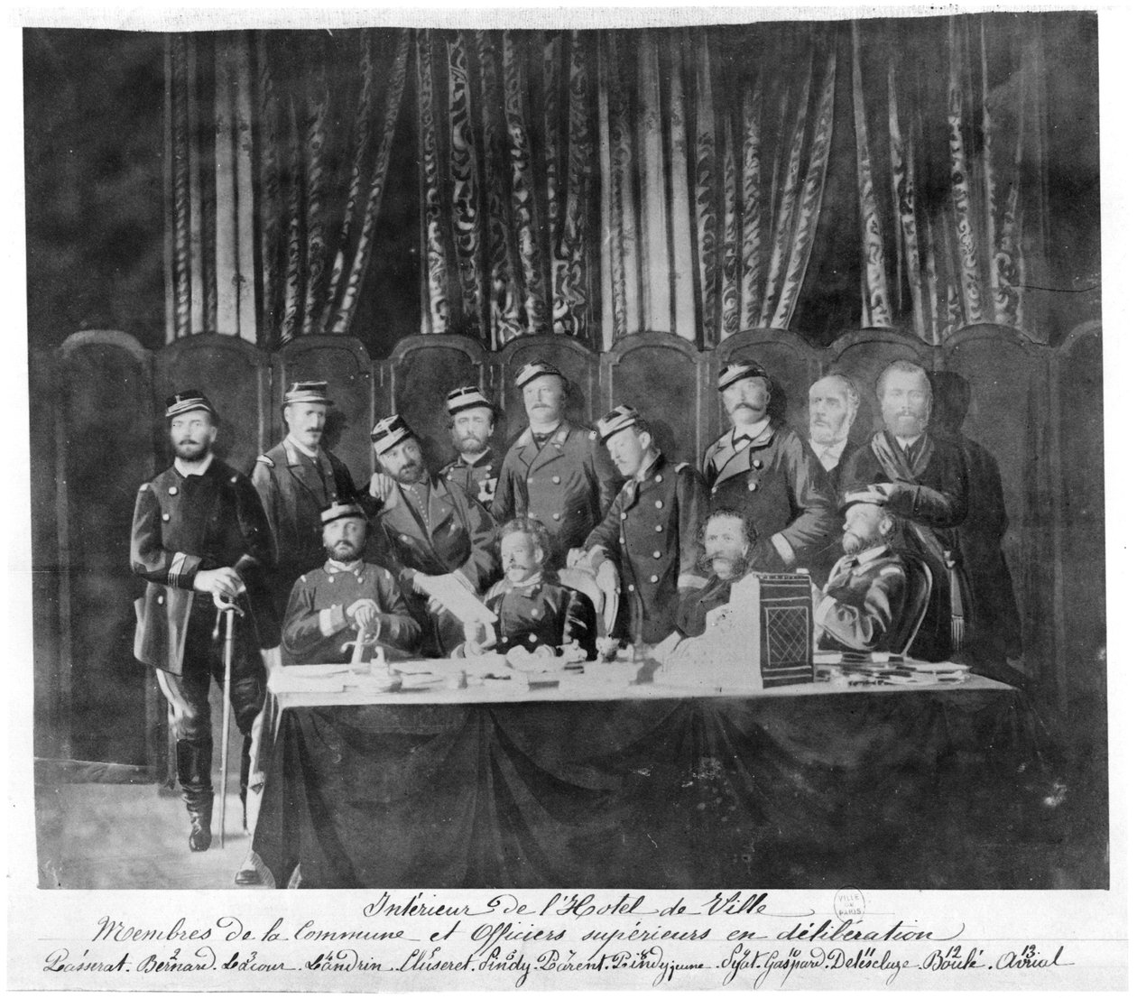 Membros da Comuna no Hotel de Ville em Paris e Delegados de Campo Deliberando, 1871 de French Photographer
