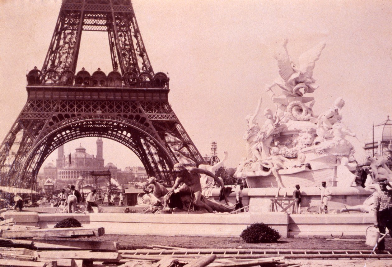 Homens construindo a fonte St. Vidal perto da Torre Eiffel, c.1888 de French Photographer
