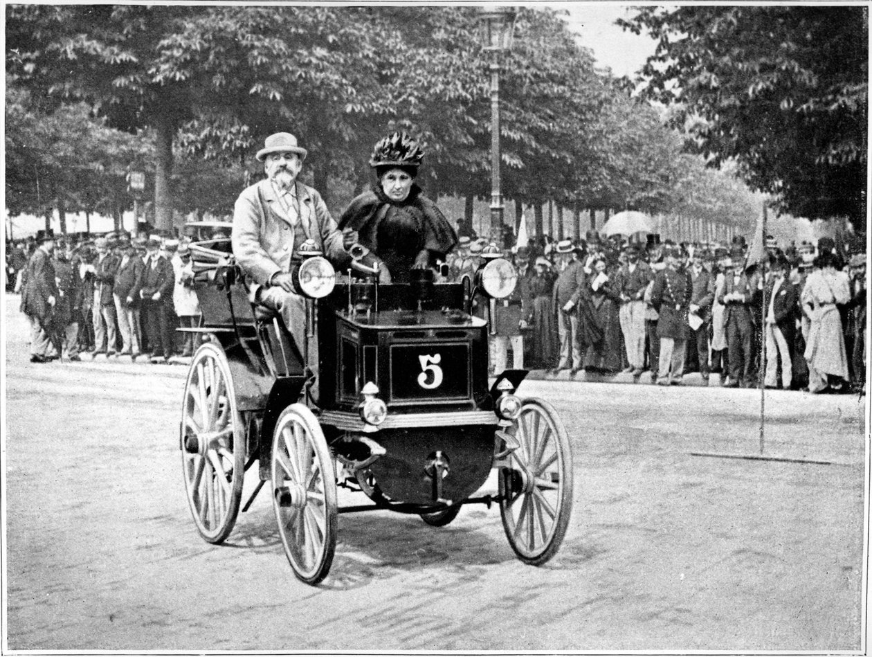 Sr. e Sra. Levassor no início da corrida Paris - Bordeaux - Paris. de French Photographer