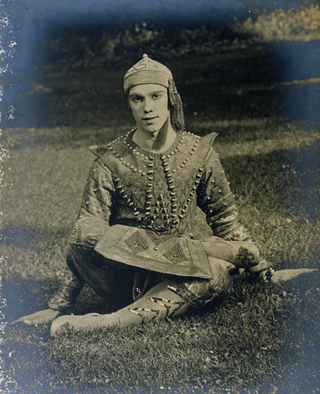 Nijinsky sentado de pernas cruzadas, vestido de Príncipe Igor de French Photographer