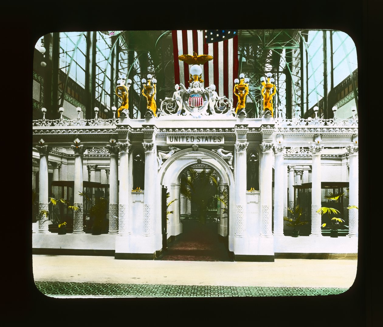 Exposição de Paris: Pavilhão dos Estados Unidos, seção elétrica, 1900 (lanterna) de French Photographer