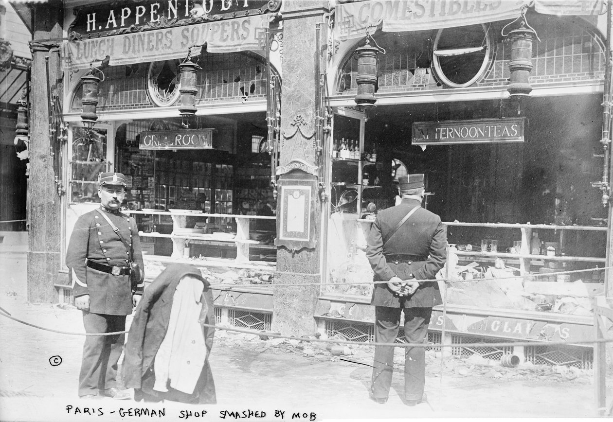 Paris, loja alemã esmagada pela máfia, 1914 de French Photographer