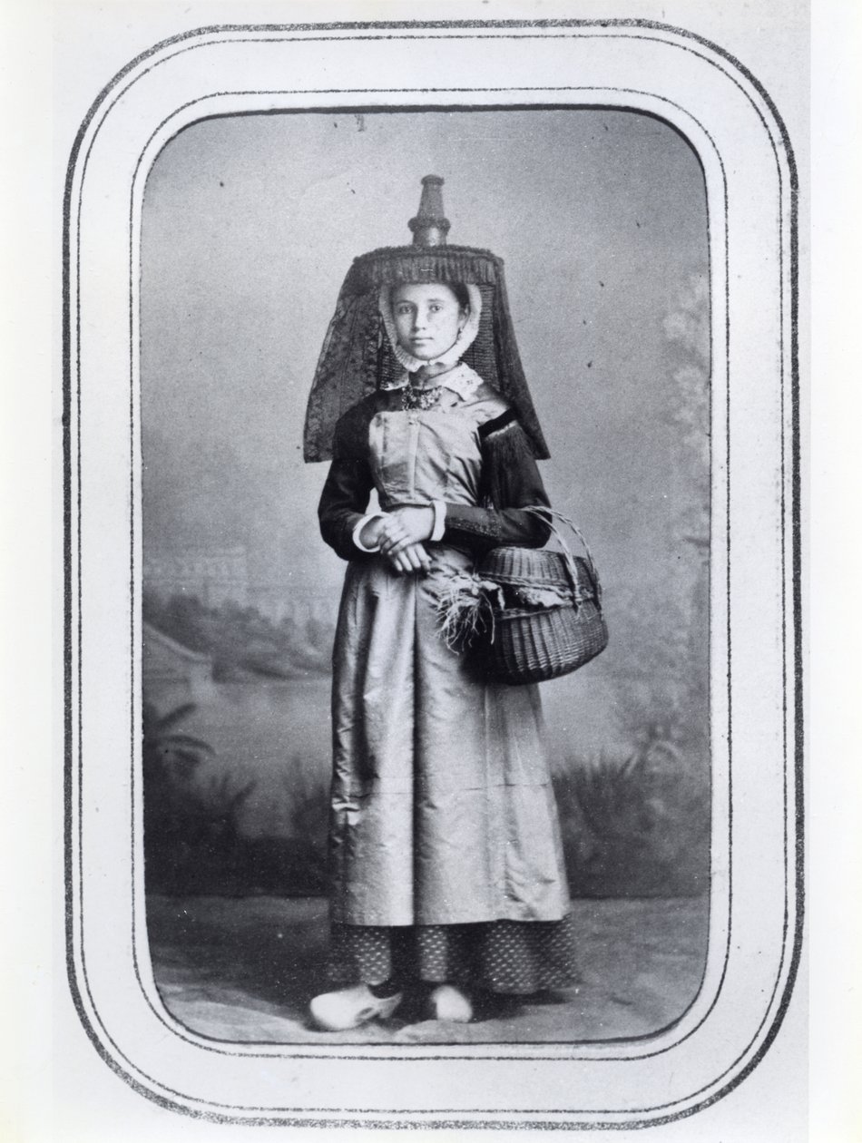 Cartão de visita fotográfico com traje regional francês, c.1860-70 (foto a p/b) de French Photographer