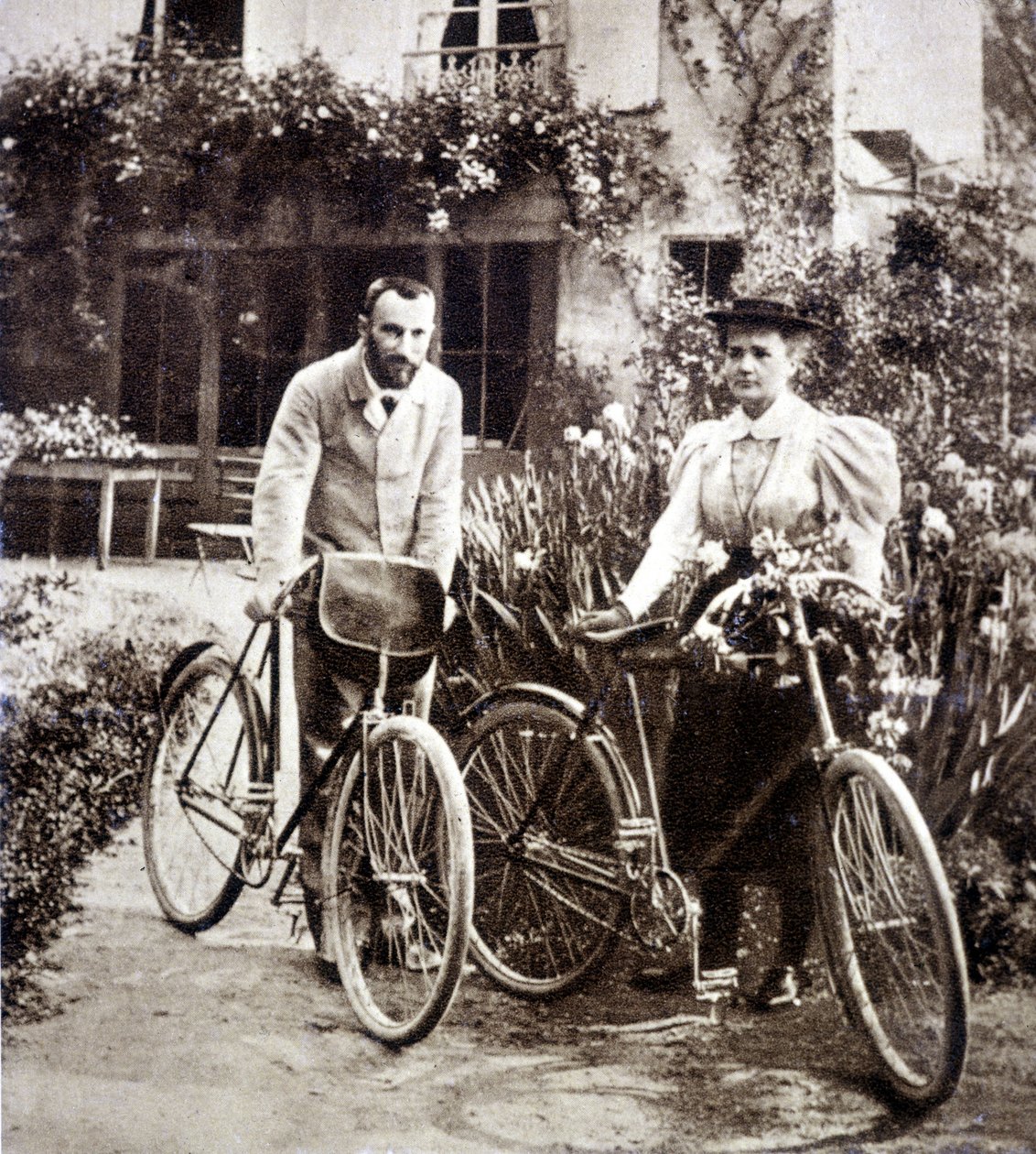 Pierre e Marie Curie no seu jardim em 1895 de French Photographer