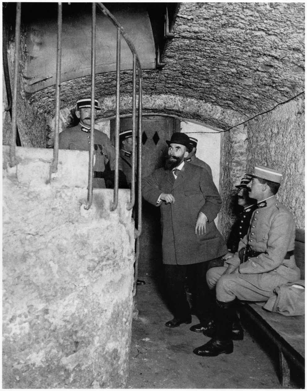Policiais à procura do porão de Henri Desire Landru (1869-1922) c.1919-20 de French Photographer