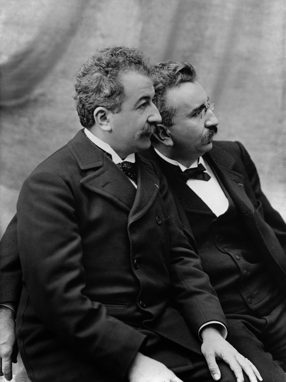 Retrato de Auguste (1862-1954) e Louis Lumiere (1864-1948) c.1920 (fotografia) de French Photographer