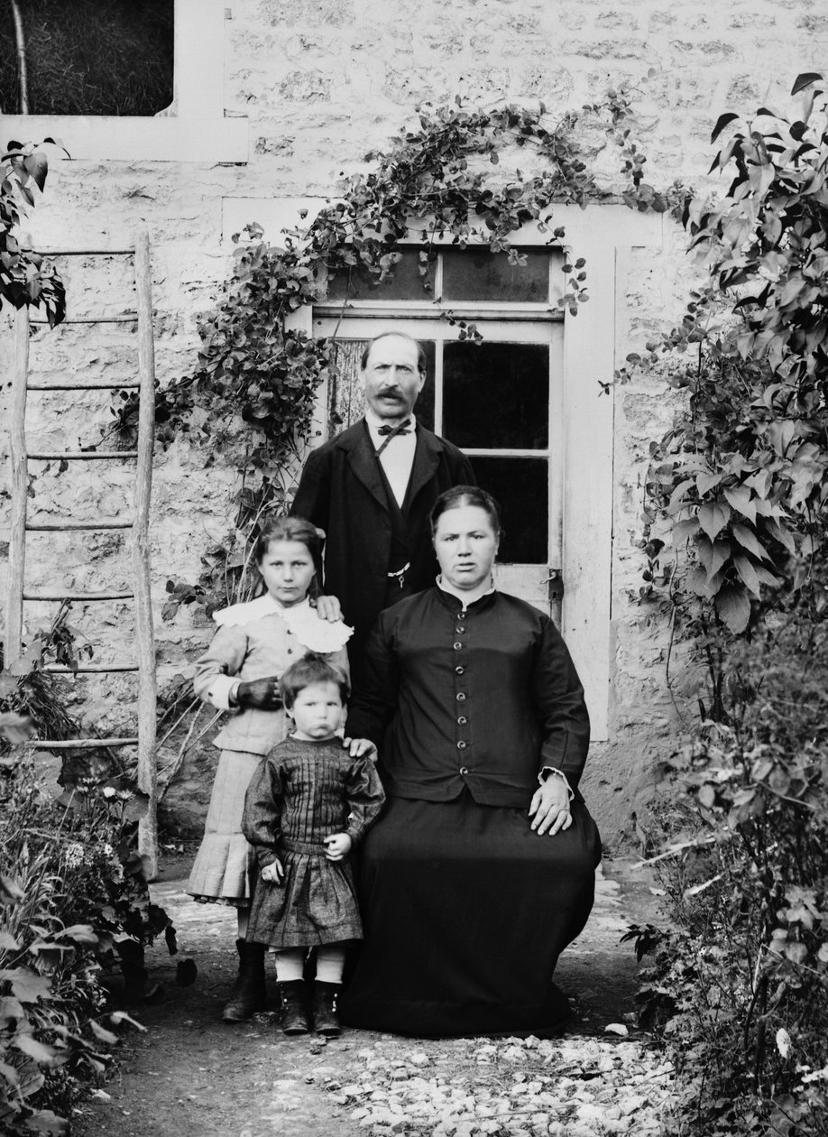 Retrato de uma família nos arredores de Bourmont en Haute Marne. Fotografia de finais do século XIX. Coleção Ducos. de French Photographer
