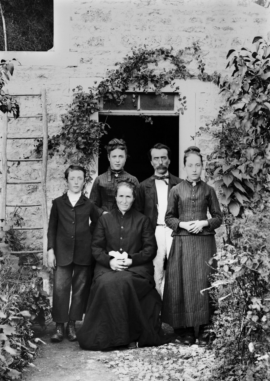 Retrato de uma família nos arredores de Bourmont en Haute Marne. Fotografia de finais do século XIX. Coleção Ducos. de French Photographer