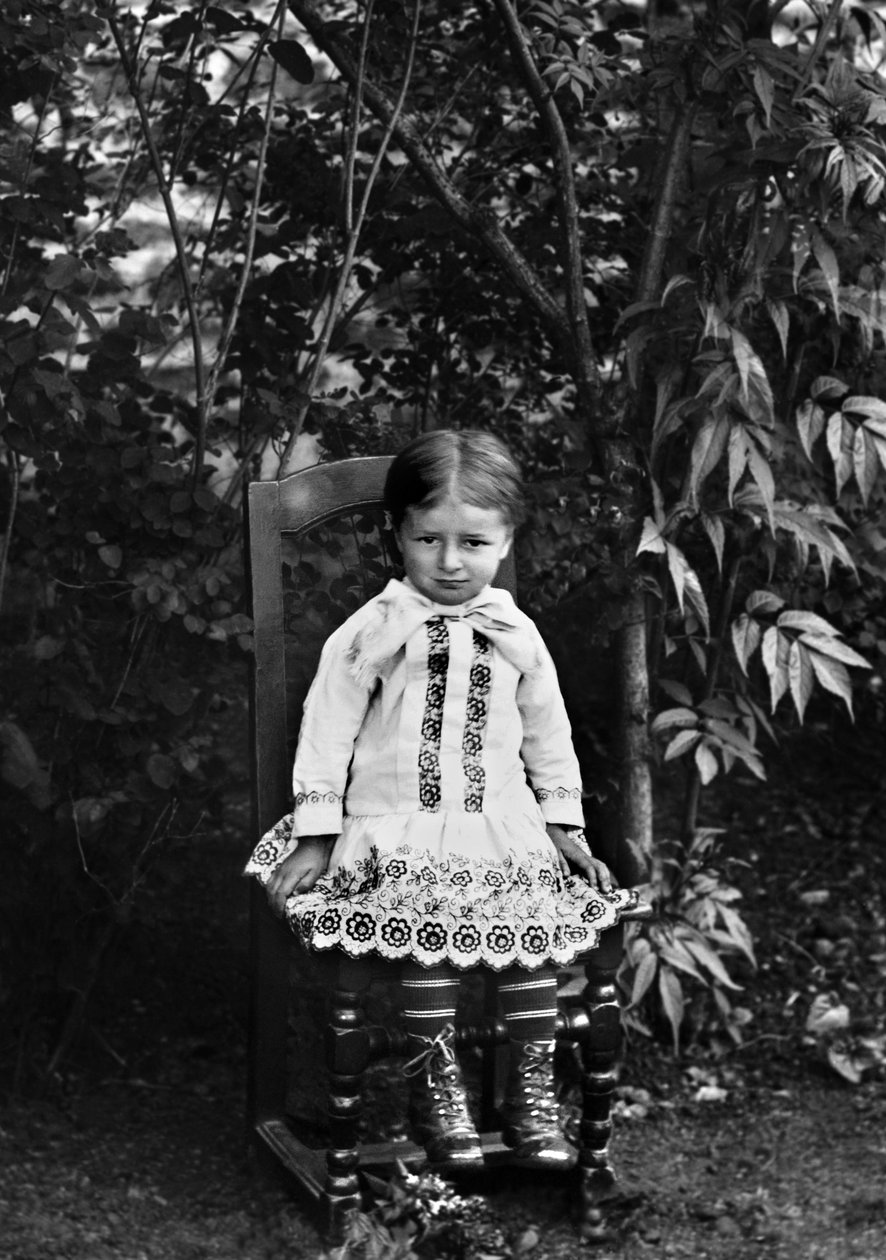 Retrato de uma menina de Bourmont, em Haute Marne, sentada no jardim da Abadia de Septfontaines. Fotografia de finais do século XIX. Coleção Ducos. de French Photographer