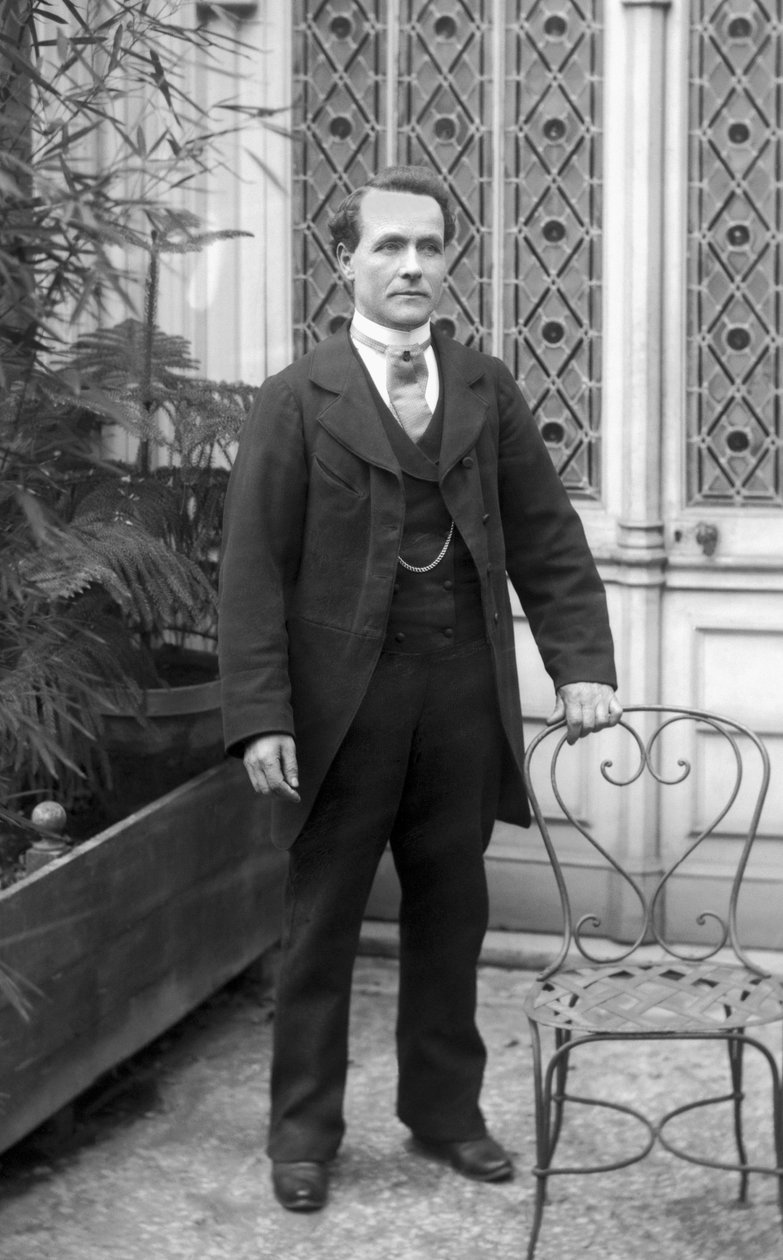 Retrato de um homem, posando na Abadia de Septfontaines, perto de Bourmont en Haute Marne. Fotografia de finais do século XIX. Coleção Ducos. de French Photographer