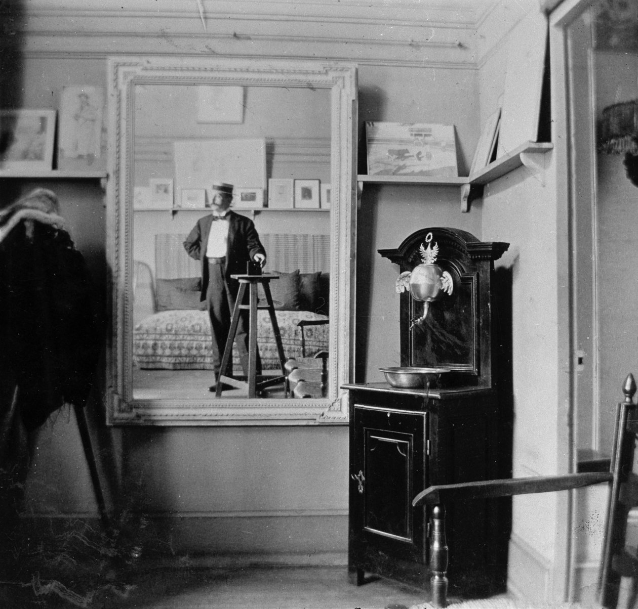 Retrato de um fotógrafo no estúdio de Henri de Toulouse-Lautrec (1864-1901) de French Photographer