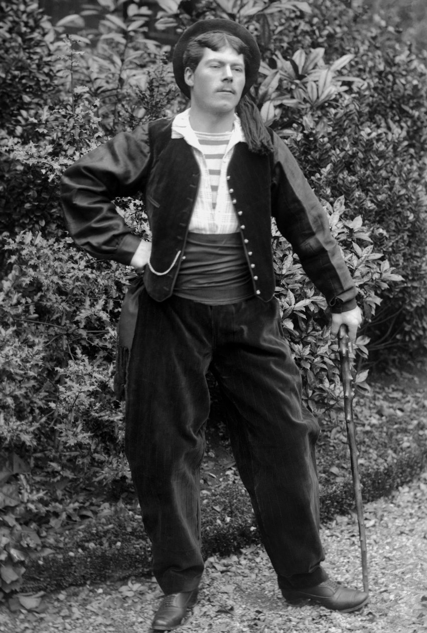 Retrato de um jovem disfarçado, da região de Bourmont em Haute-Marne (Haute Marne), cerca de 1880. Fotografia. Coleção Ducos. de French Photographer