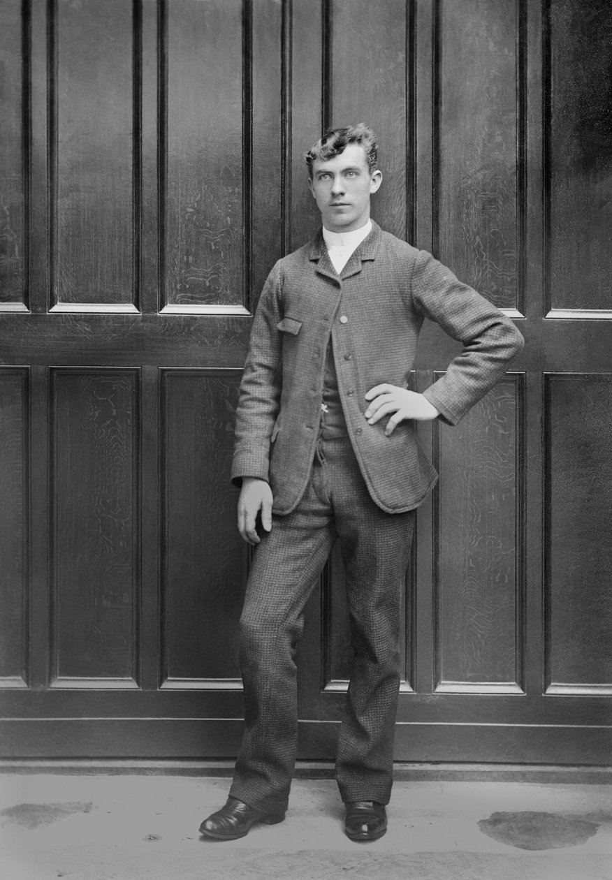Retrato de um jovem, região de Bourmont em Haute-Marne (Haute Marne), cerca de 1880. Fotografia. Coleção Ducos. de French Photographer