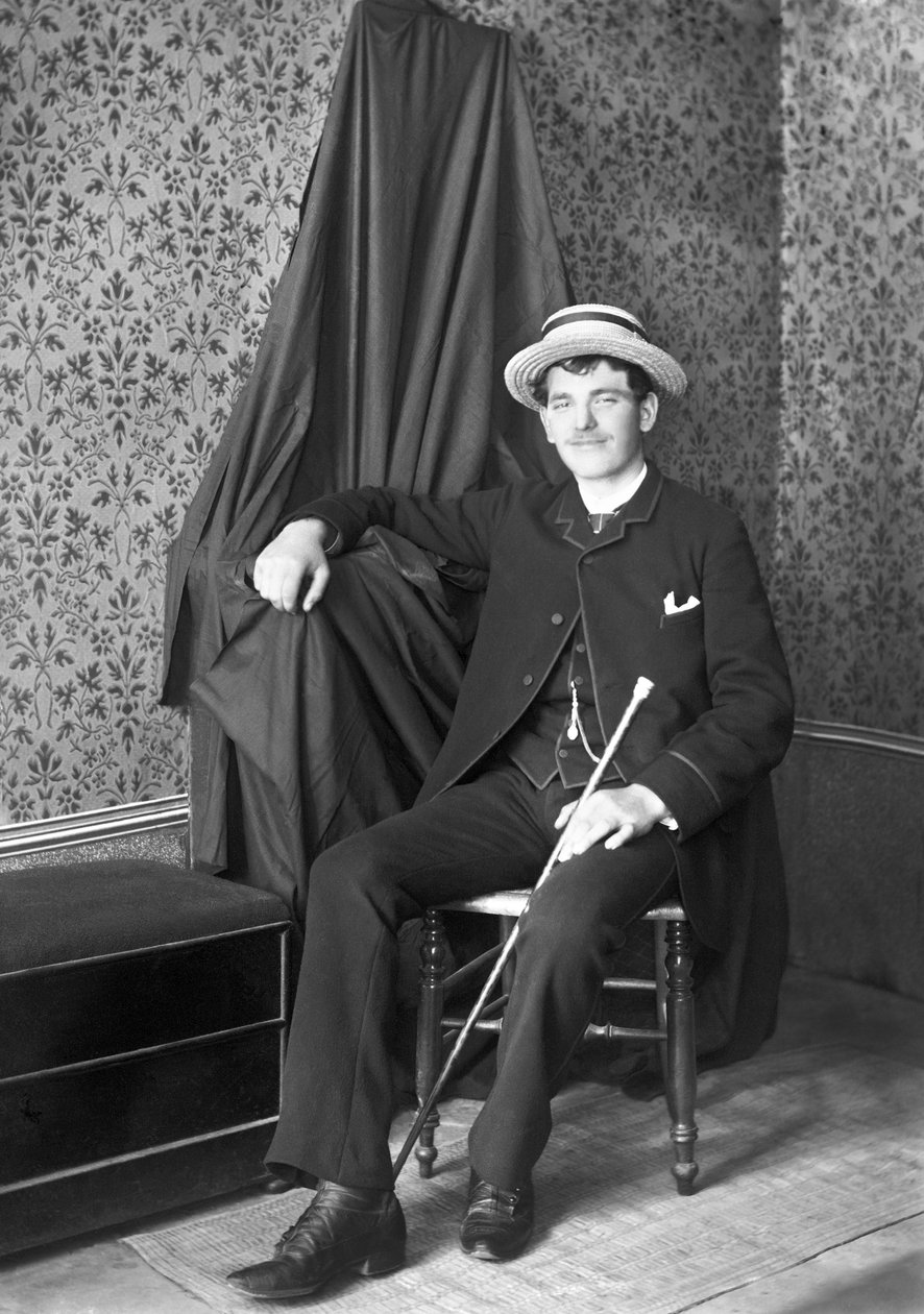 Retrato de um jovem, vestido de canoeiro, posando na Abadia de Septfontaines, perto de Bourmont en Haute Marne. Fotografia de finais do século XIX. Coleção Ducos. de French Photographer
