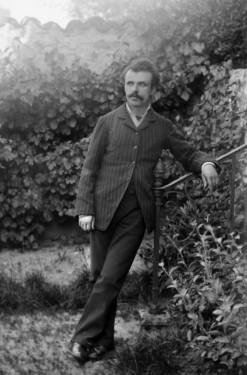 Retrato de um jovem, no jardim da Abadia de Septfontaines, perto de Bourmont en Haute Marne. Fotografia de finais do século XIX. Coleção Ducos. de French Photographer