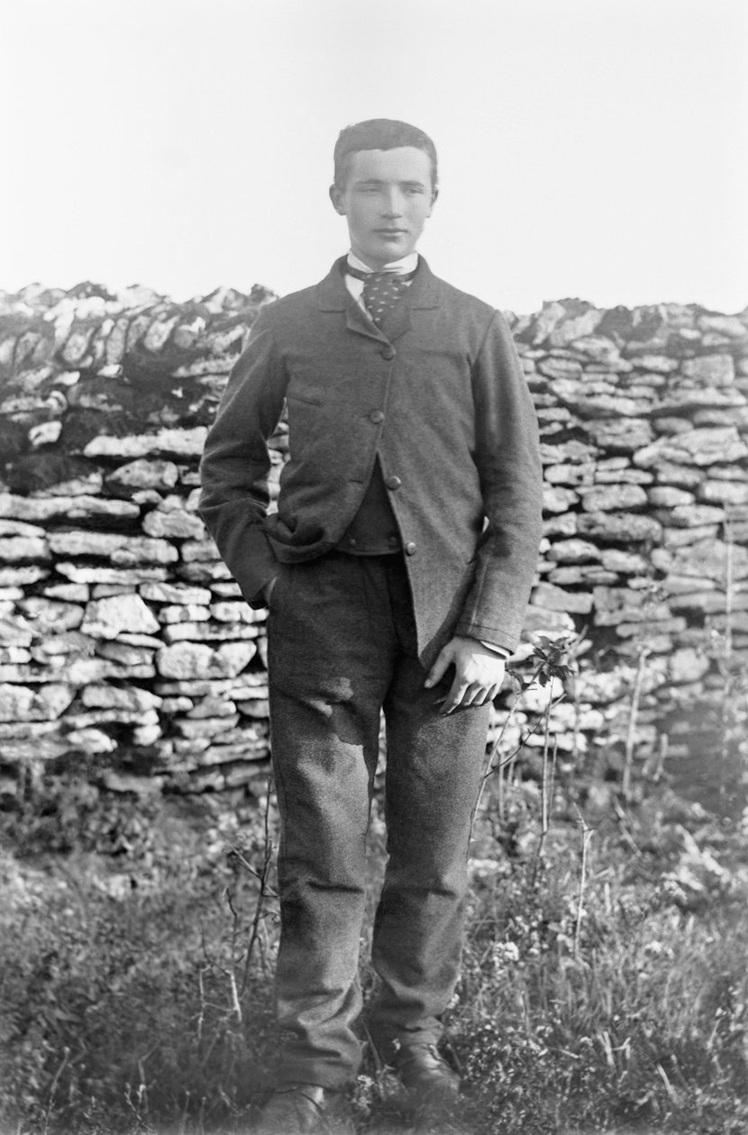 Retrato de um jovem, no jardim da Abadia de Septfontaines, perto de Bourmont en Haute Marne. Fotografia de finais do século XIX. Coleção Ducos. de French Photographer
