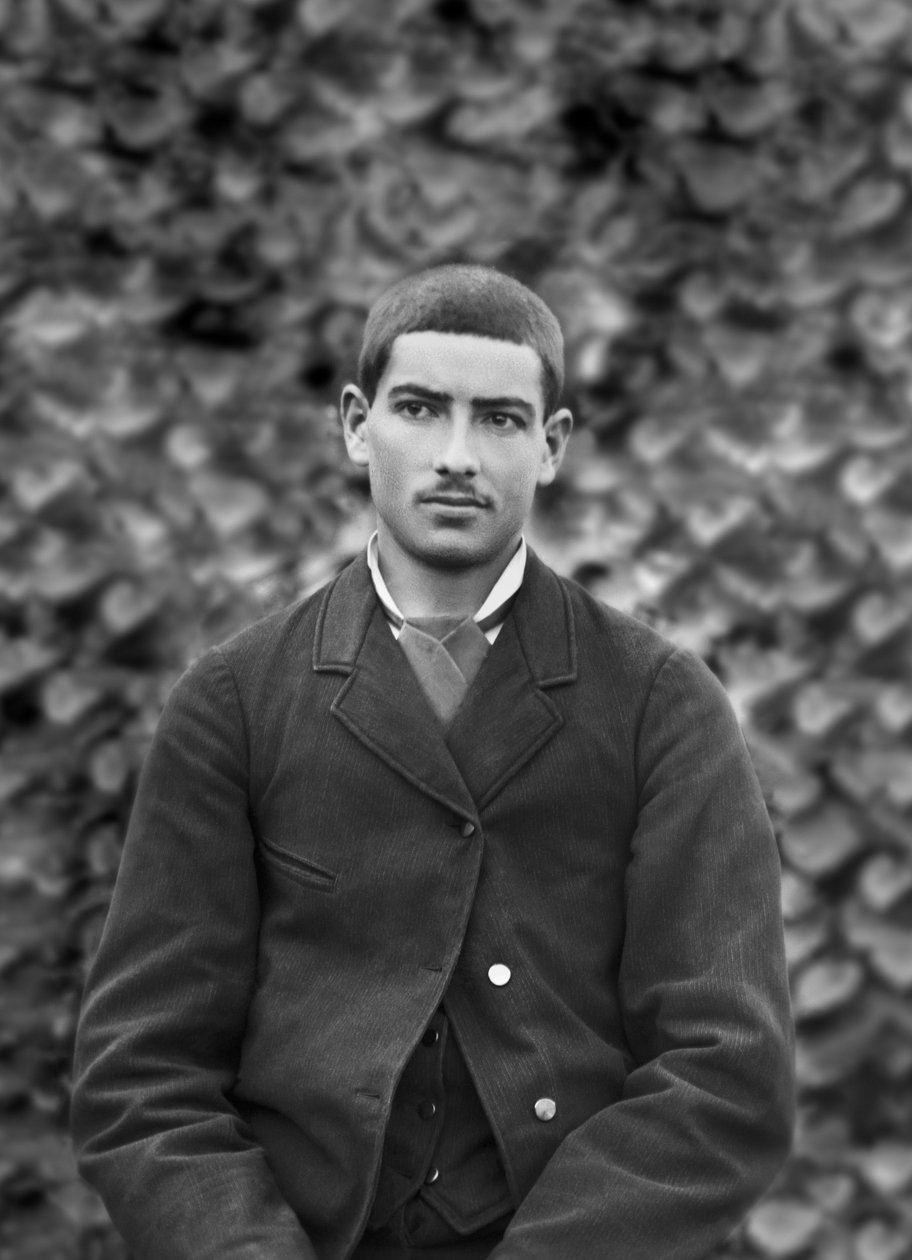 Retrato de um jovem, no jardim da Abadia de Septfontaines, perto de Bourmont en Haute Marne. Fotografia de finais do século XIX. Coleção Ducos. de French Photographer