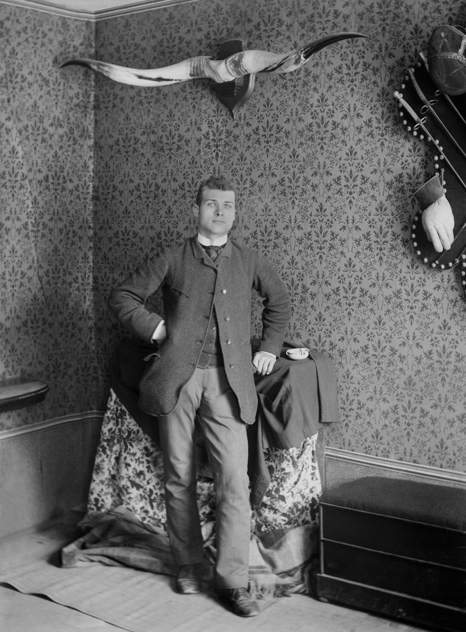 Retrato de um jovem, posando na Abadia de Septfontaines, perto de Bourmont en Haute Marne. Fotografia de finais do século XIX. Coleção Ducos. de French Photographer