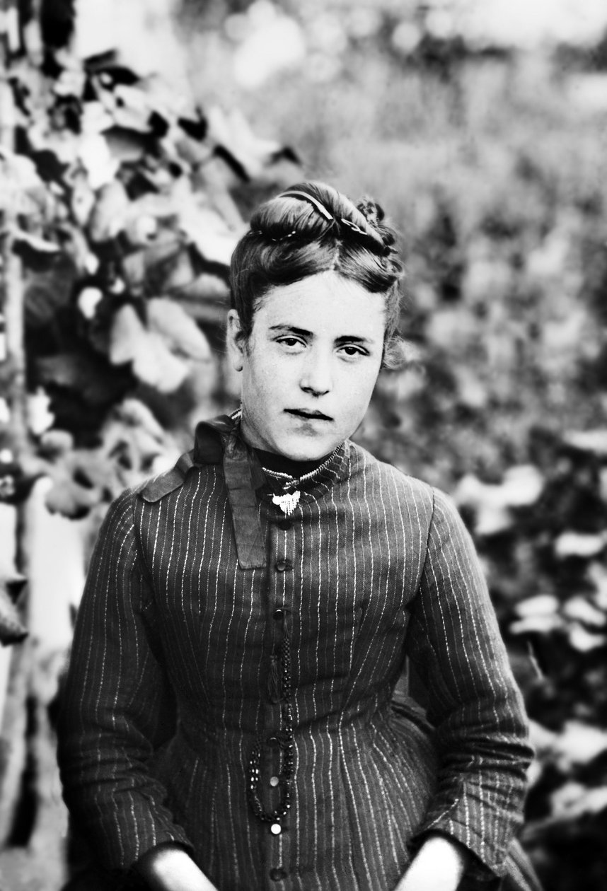 Retrato de uma jovem mulher de Bourmont em Haute Marne. Fotografia de finais do século XIX. Coleção Ducos. de French Photographer