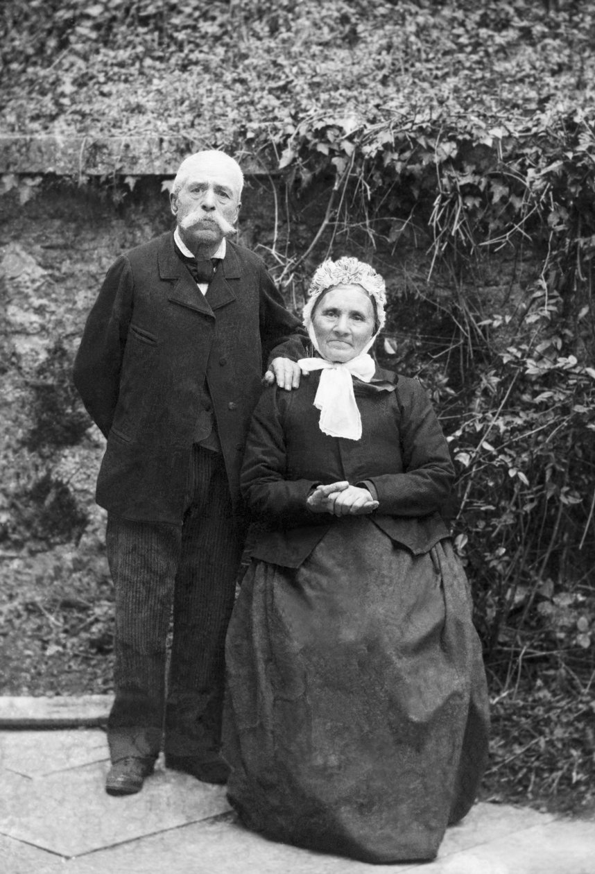 Retrato de um casal de idade, dos arredores de Bourmont em Haute Marne. Fotografia de finais do século XIX. Coleção Ducos. de French Photographer