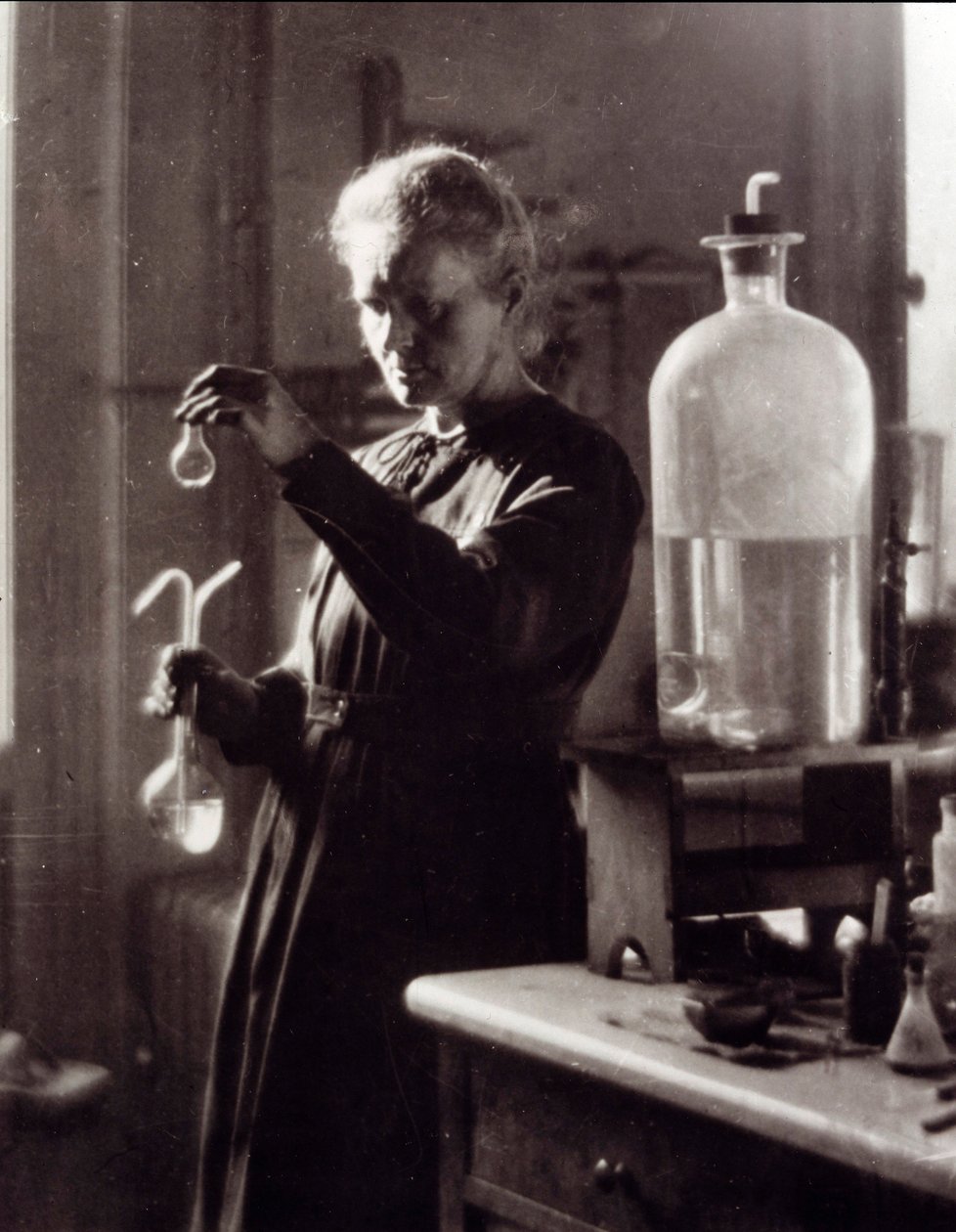 Retrato da física Marie Curie (1867-1934) no seu laboratório em 1925 (foto) de French Photographer