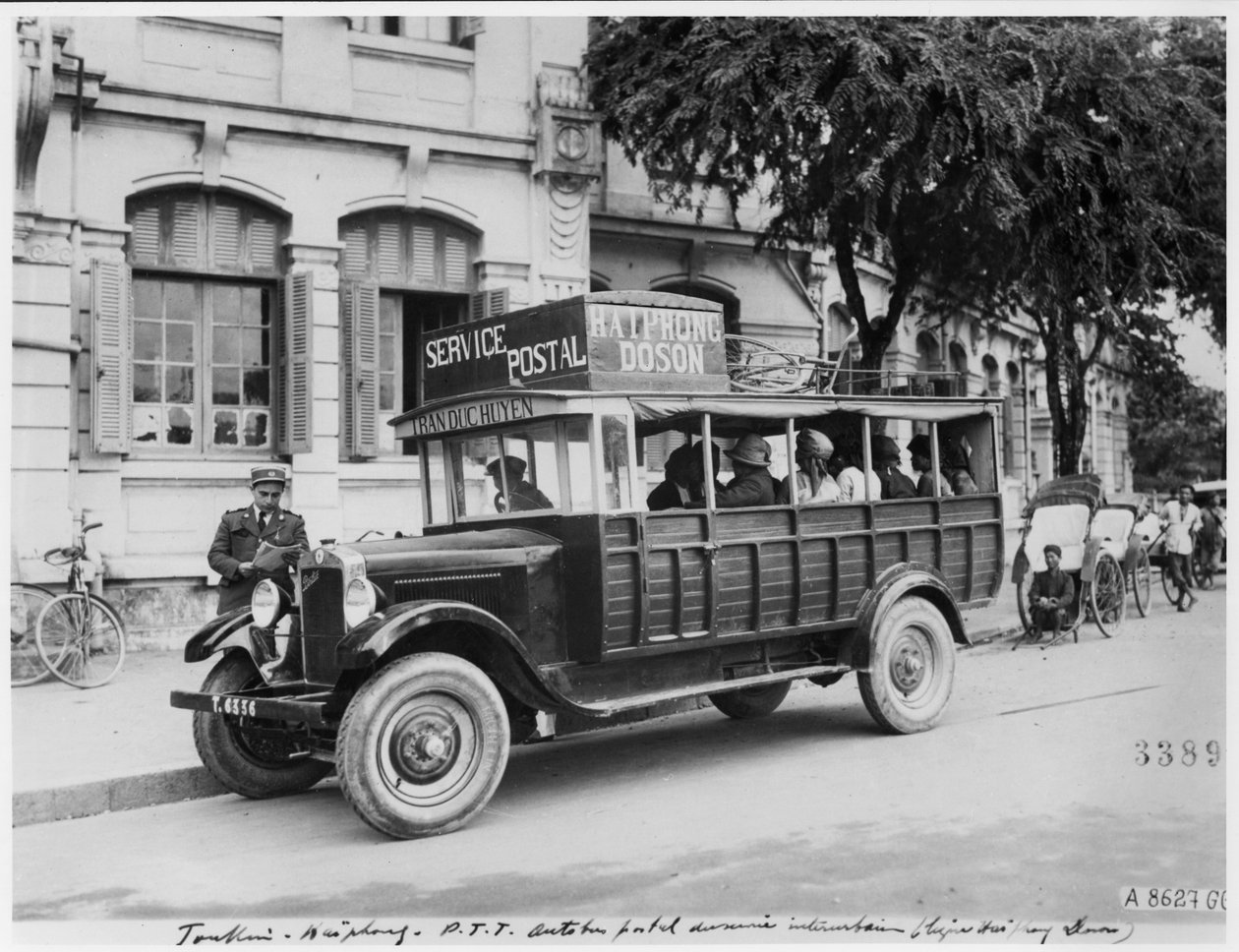 Autocarro postal em Haiphong, c.1920 de French Photographer